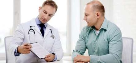 Bác sĩ tiết niệu điều trị bệnh lý tiết dịch ở nam giới